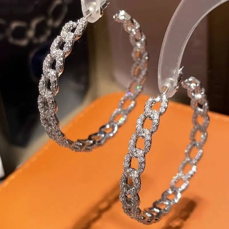 Huitan Kette Verbunden Design Frauen Tropfen Ohrringe Voll Helle CZ Elegante Verlobung Hochzeit Mode Weibliche Accessoires Schmuck