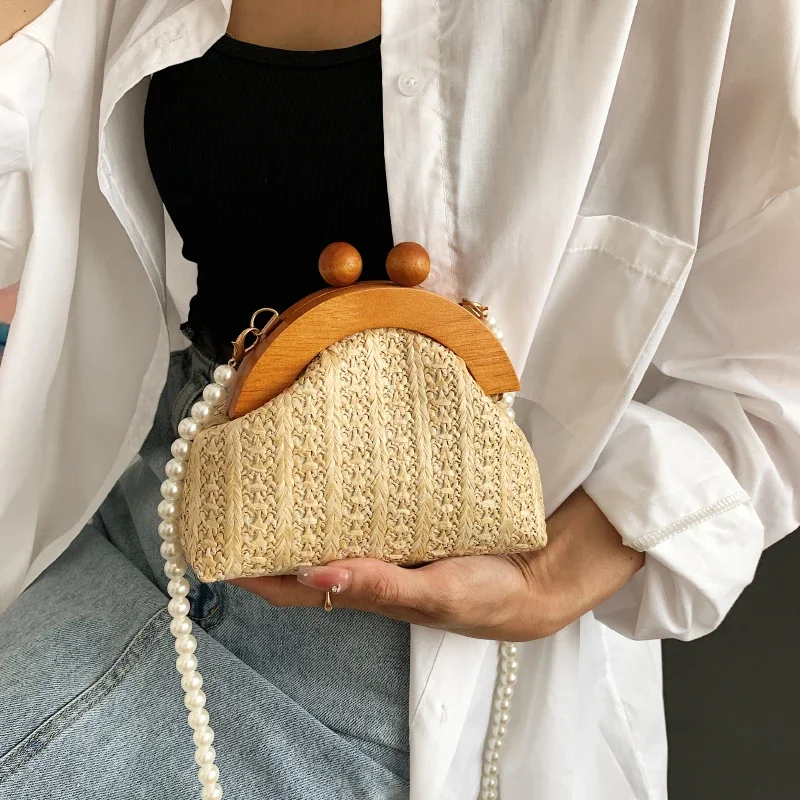 

2023 Vintage Pearl Chain Crossbody Bag For Women Fashion Straw Woven Handbag Ladies Wooden Clip Women Shoulder Bag Beach Purse