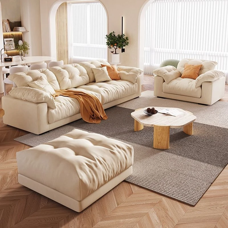 Estilo crema, sofá de tela tecnológica, salón pequeño, simple y moderno.