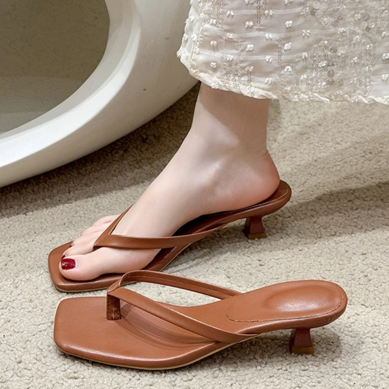 

Летние шлепанцы для женщин, тапочки с застежкой на носок, удобные шлепанцы на низком каблуке, туфли без шнуровки, женские повседневные модельные сандалии в уличном стиле