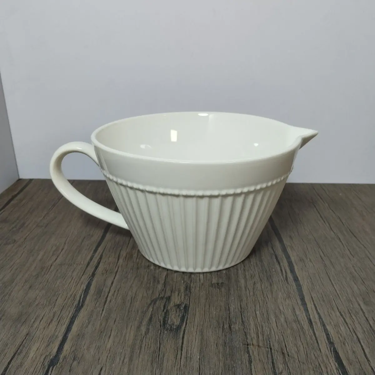 Nordic style ceramic kiln change retro white relief beads vertical stripes pointed mouth drainage bowl noodle bowl soup bowl