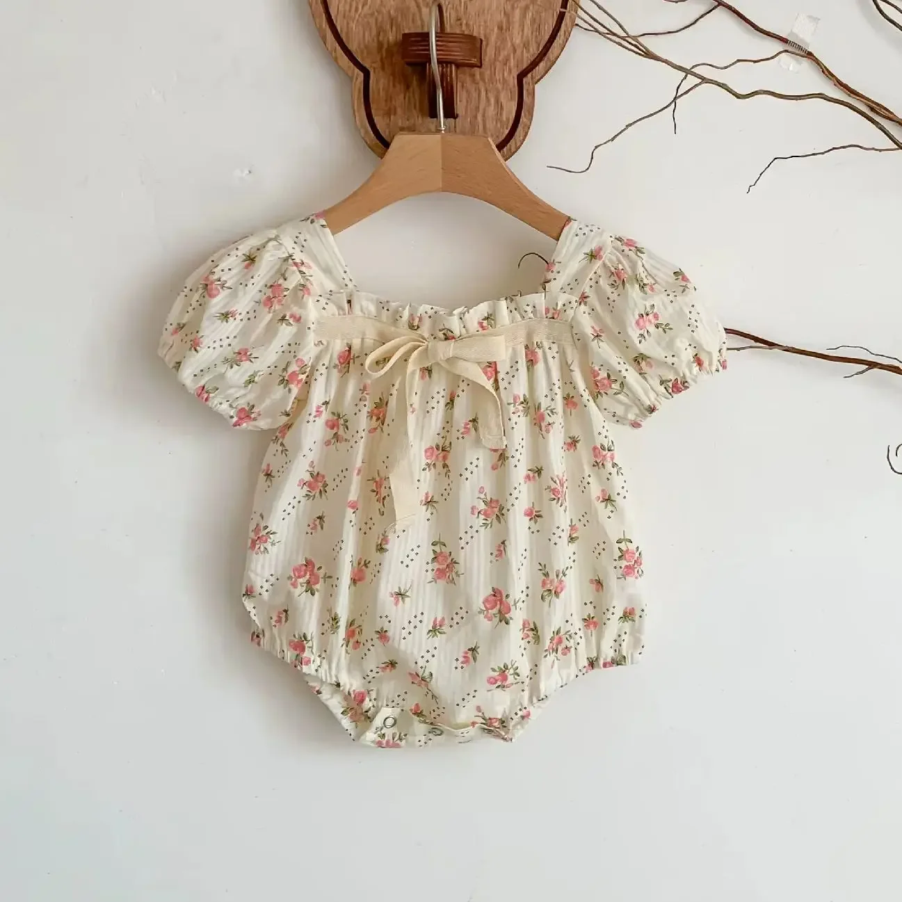 2026 الصيف لينة الطفل السروال القصير الوليد طفلة الأزهار نفخة الأكمام رومبير مع ربطة القوس فيونكة الأميرة طقم قطعة واحدة للأطفال ل 0-2Y