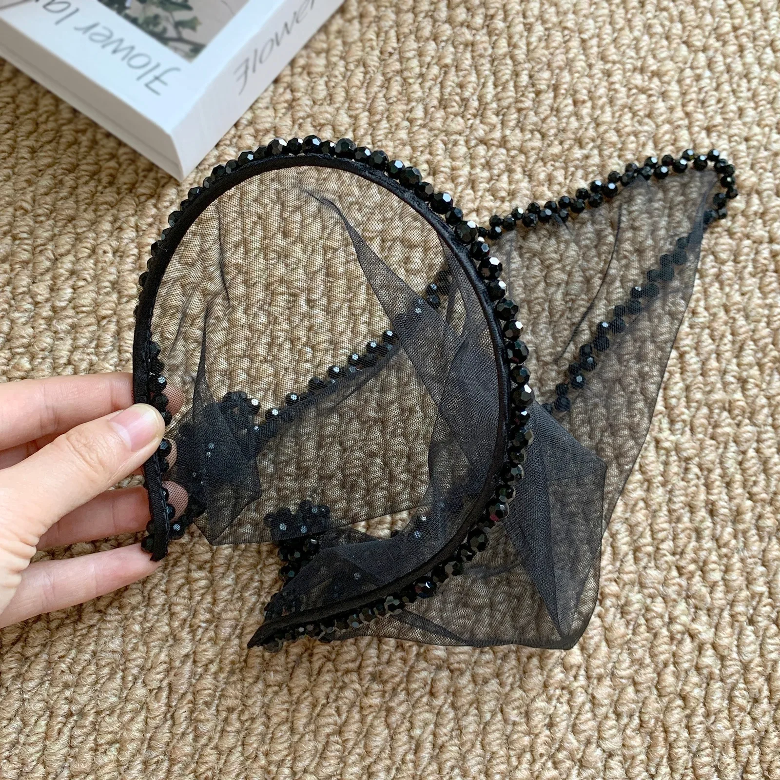 Elegantes Netz-Stirnband mit gewelltem Kristallbesatz, ein vielseitiges Haaraccessoire für Hochzeiten, Bälle, Bankette und Cocktailpartys. – Detail 6