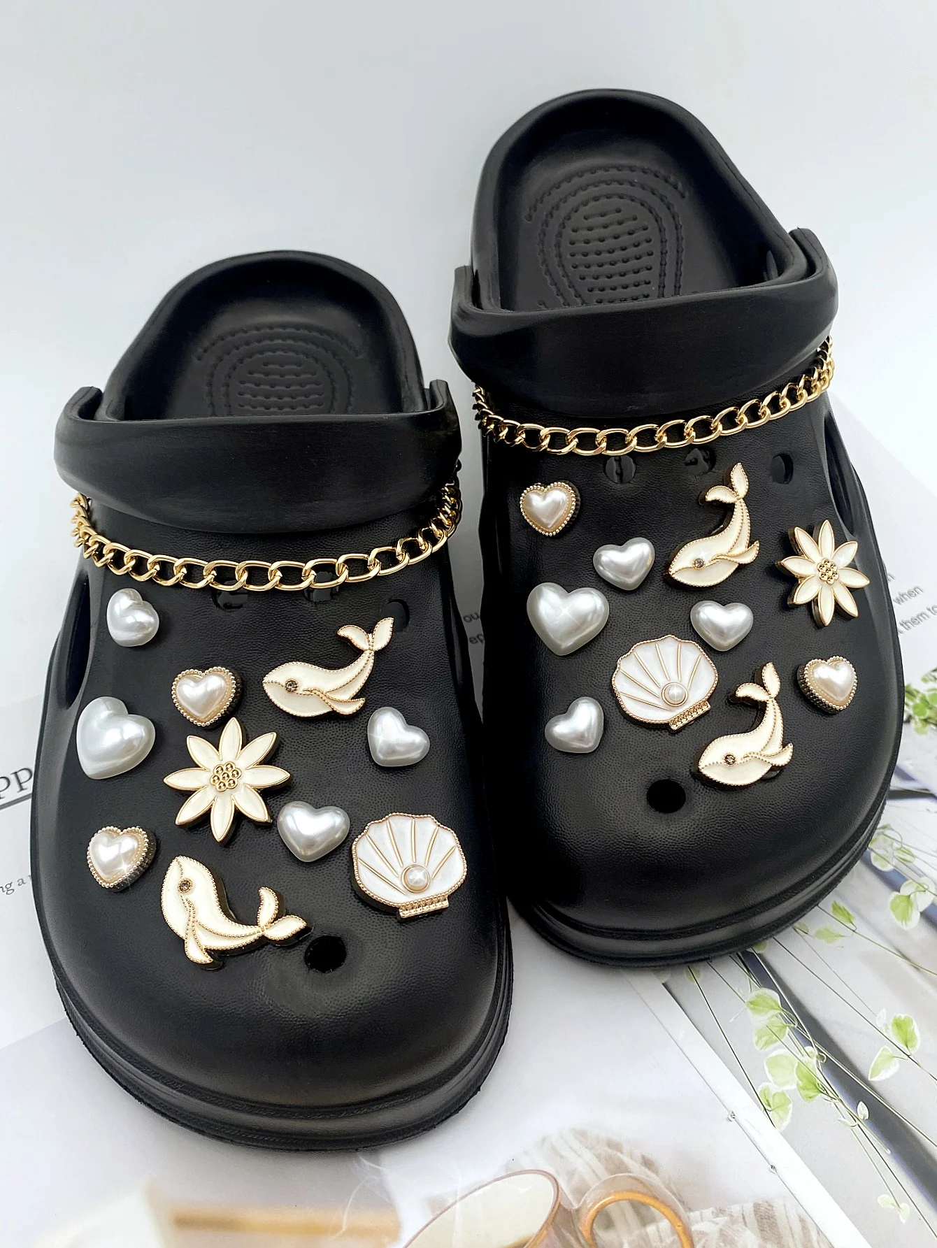 22 pieces of golden chains, dolphins, chrysanthemums, ABS pearl shells, heart-shaped shoe buckles DIY decorations, multi-functio