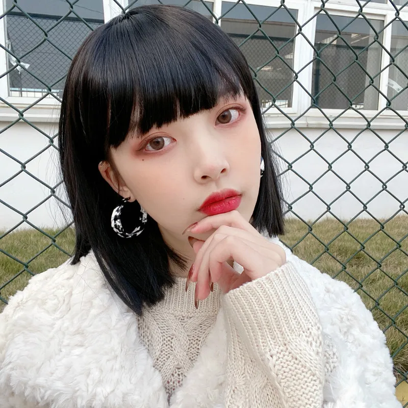 Sweet and cool girl wig, short straight hair, bobo style, millennium-style synthetic fiber wig with a sharp cut at the ends