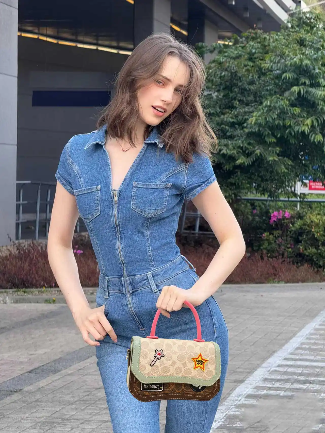 

Модная маленькая квадратная сумка в стиле ретро 2025 — женская благородная медаль, дизайнерская универсальная сумка через плечо