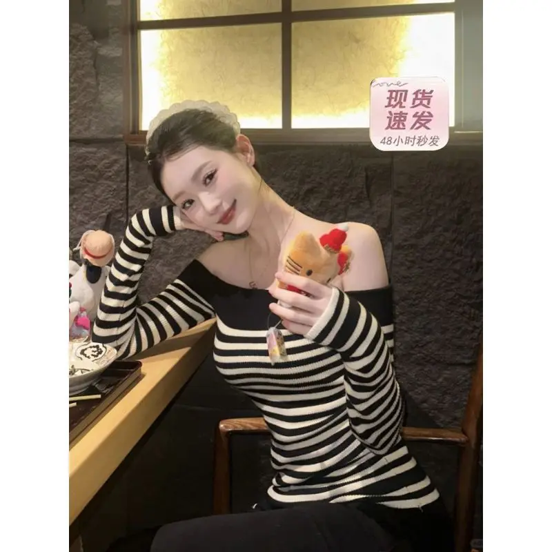 

Contrasting Color Striped One-shoulder Sweater for Women in Autumn Winter Slim Temperament Pure and Shoulder-shoulder Top