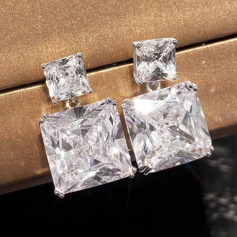 Huitan Einfache wunderschöne Tropfenohrringe für Damen, Verlobungszubehör mit hellem Zirkonia, luxuriöser Damen-Braut- und Hochzeitsschmuck, Geschenk