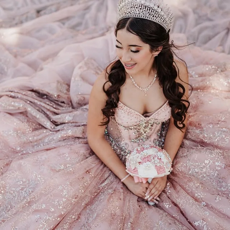 

Блестящие розовые платья Quinceanera по индивидуальному заказу с открытыми плечами и хрустальной аппликацией с длинным хвостом и бантом, многослойное платье Quinceanera 15,