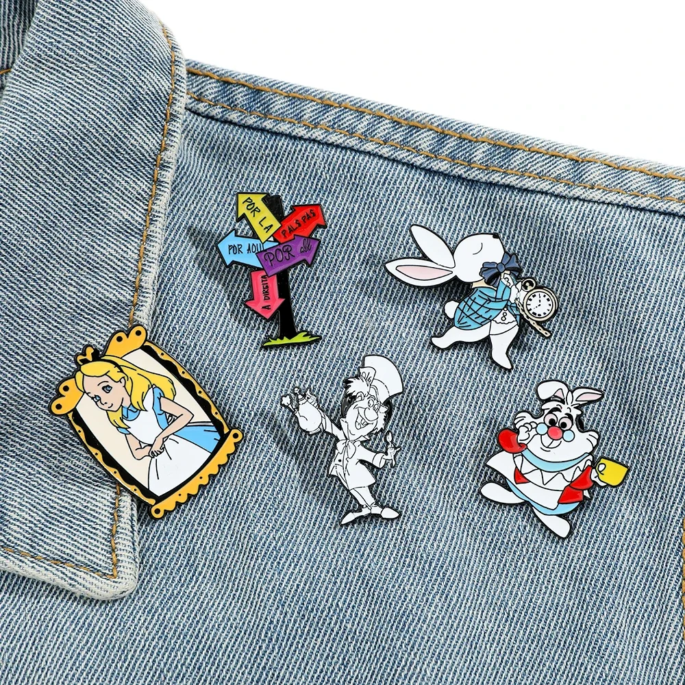 2/5 Pcs Anime Alice in Wonderland Brooch Quirky Whiterabbit Enamel Pin Fashionable Cartoon Character Metal Badge Jewelry