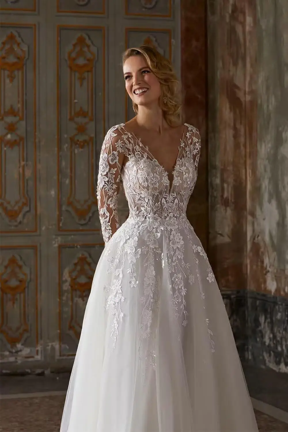 豪華なビーズのウェディングドレス レース アップリケ チュール バックレス ビーチ ブライダルドレス