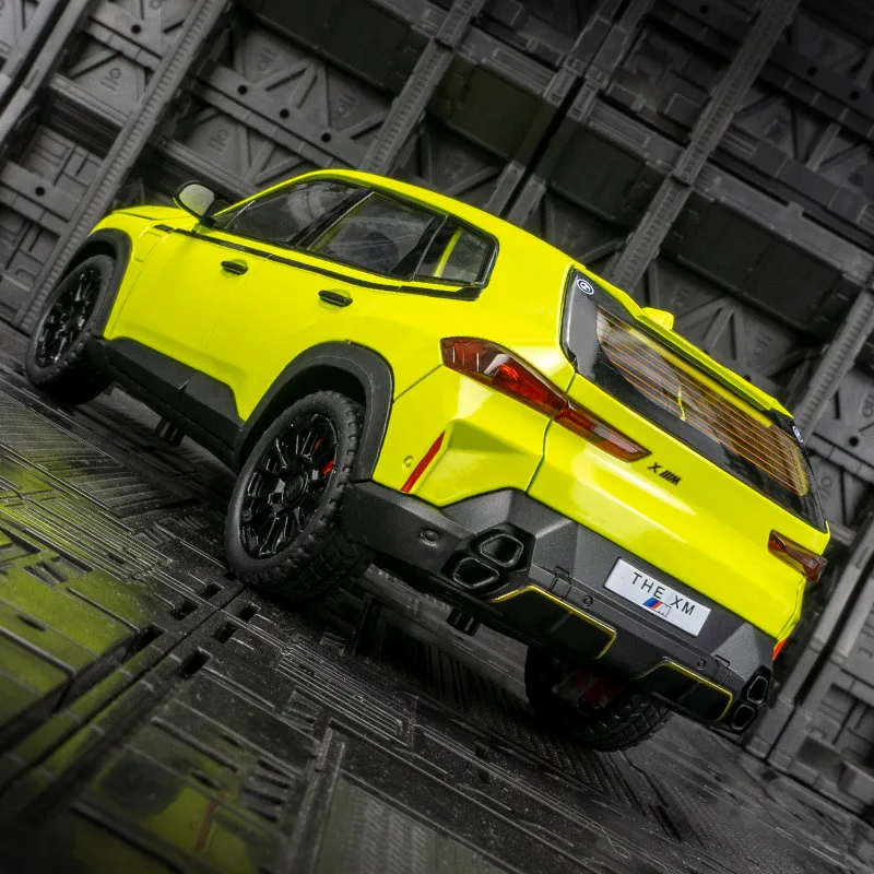 1:24 BMW XM liga modelo de veículo off-road coleção de ornamentos de carro menino brinquedo porta e capô porta-malas podem ser abertas.