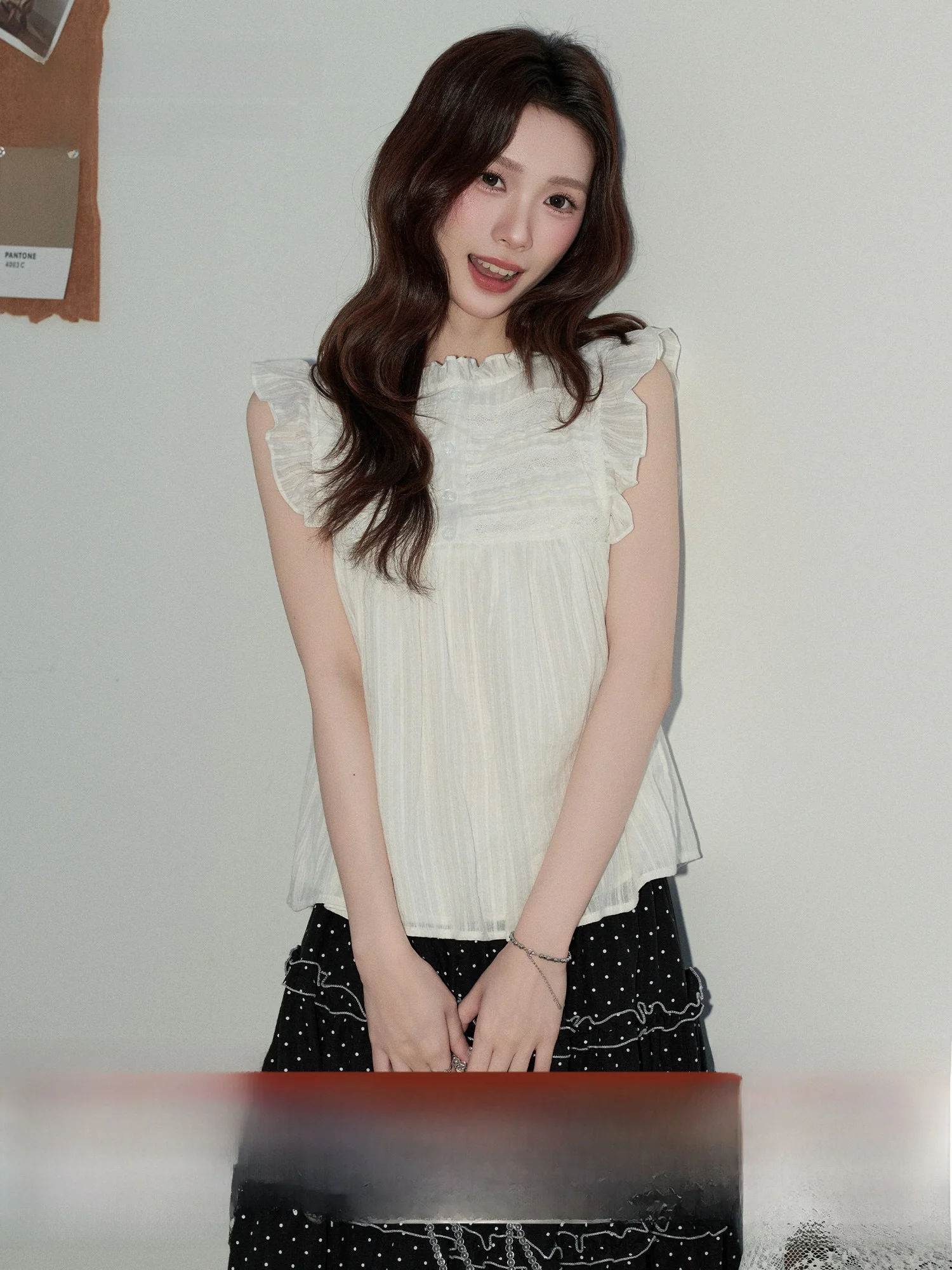 

Дизайнерская плиссированная блузка Meng Xiaoqi: женская, весна-лето, белая, с эффектом утяжки талии, визуально стройнящая, нежный стиль, без рукавов