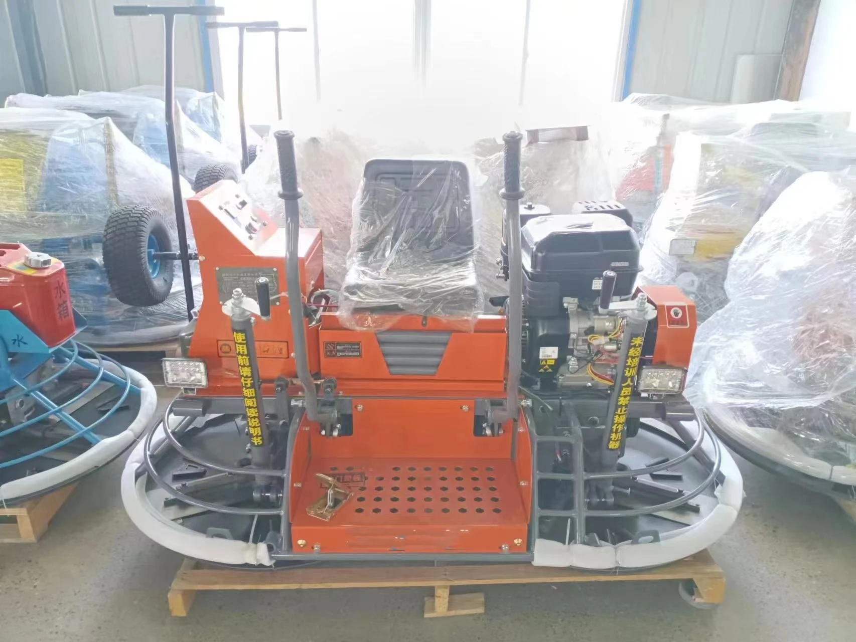 تم تصدير المصنع في جميع أنحاء العالم لآلة التشطيب من نوع قيادة البنزين على مجرفة الطاقة الخرسانية الأوتوماتيكية