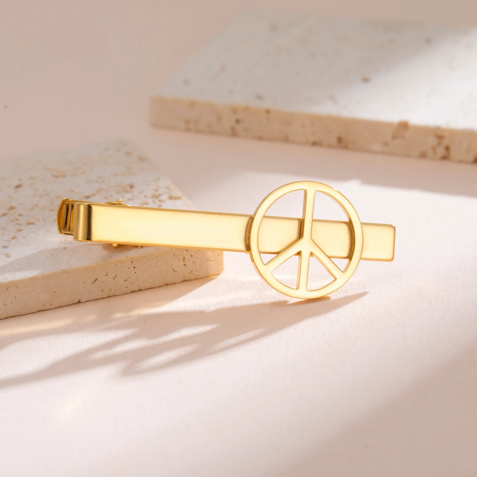 Kkjoy Krawattenklammer aus Edelstahl mit Friedenszeichen, goldfarben, ausgehöhlte Krawattenklammer, professioneller Business-Schmuck für Männer, Geschenke für Friedensliebhaber – Detail 3