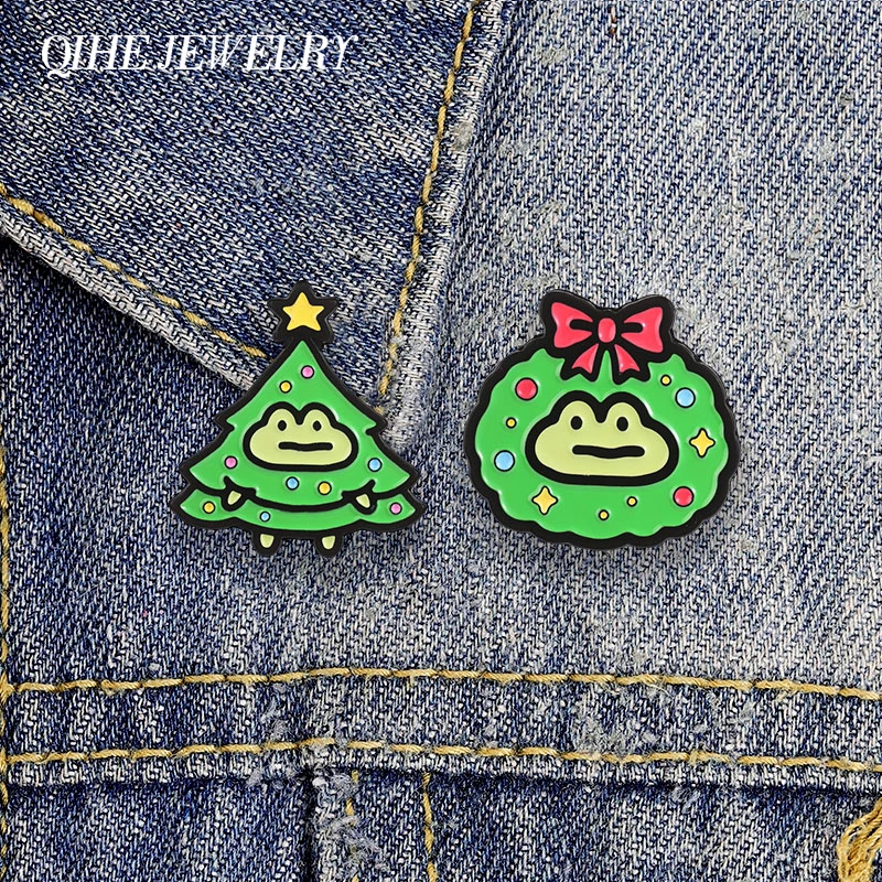 Christmas Wreath Frog Tree Frog Cartoon Badge Enamel Pins Cute Holiday Frog Brooch Bag Lapel Hat Badge Jewelry Gift for Friends