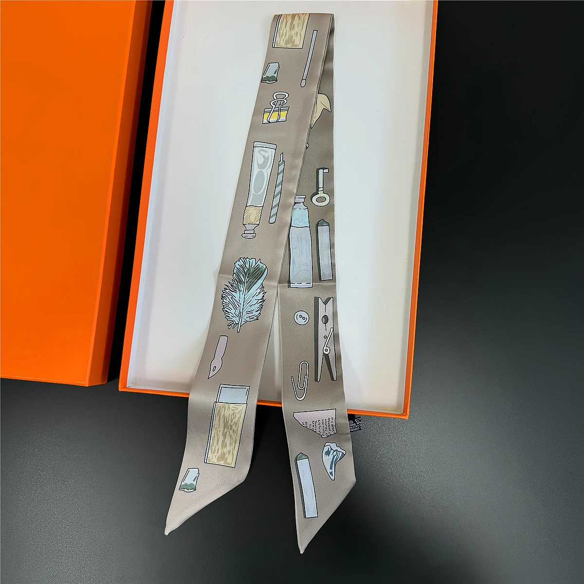 Wunderschöner Sattel-Twill-Seidenschal für Damen, modischer Schal, luxuriöser dünner Taschenschal, Markendesign, Foulard, Halstuch, Haar-Stirnband