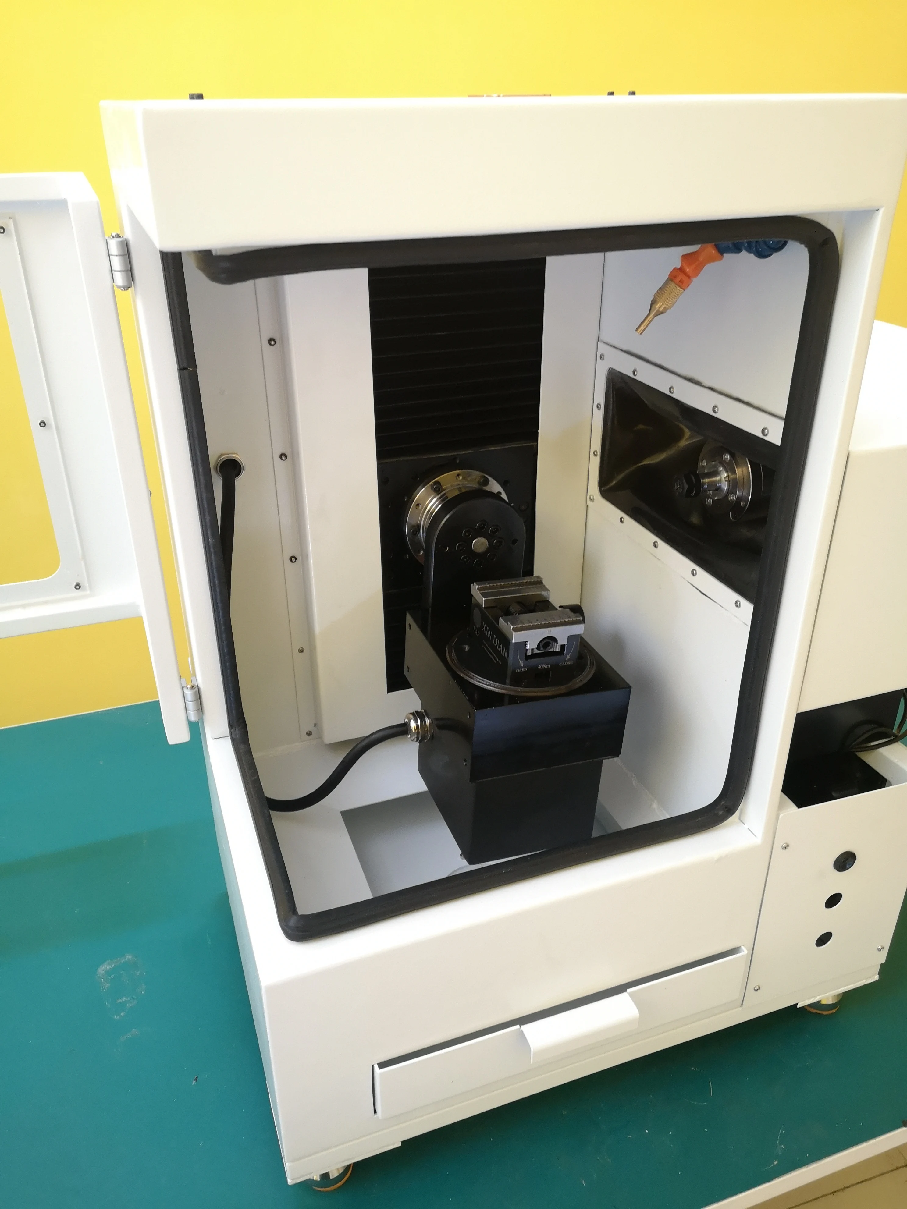 5 Axis CNC Milling Machine V4 Desktop with Horizontal Spindle with Metal Enclosure & Coolant