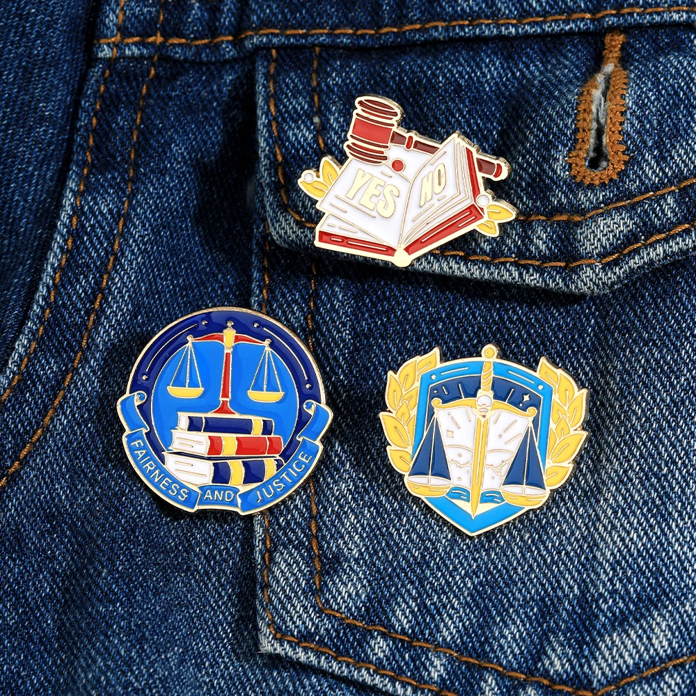 Broches esmaltados de equilibrio Legal de la agricultura y la justicia, diseño de mazo de corte, alfileres dorados, insignia de abogado de juez, 3 estilos