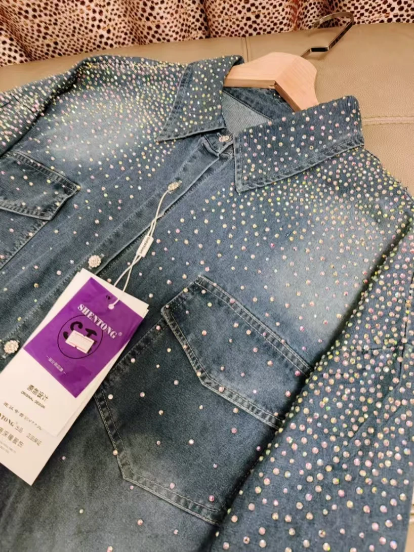 

Роскошный стиль, блестящие стразы, джинсовые рубашки с горячим бурением для женщин, модные блузки, тренд 2025 года, верхняя одежда с длинными рукавами, джинсовый топ