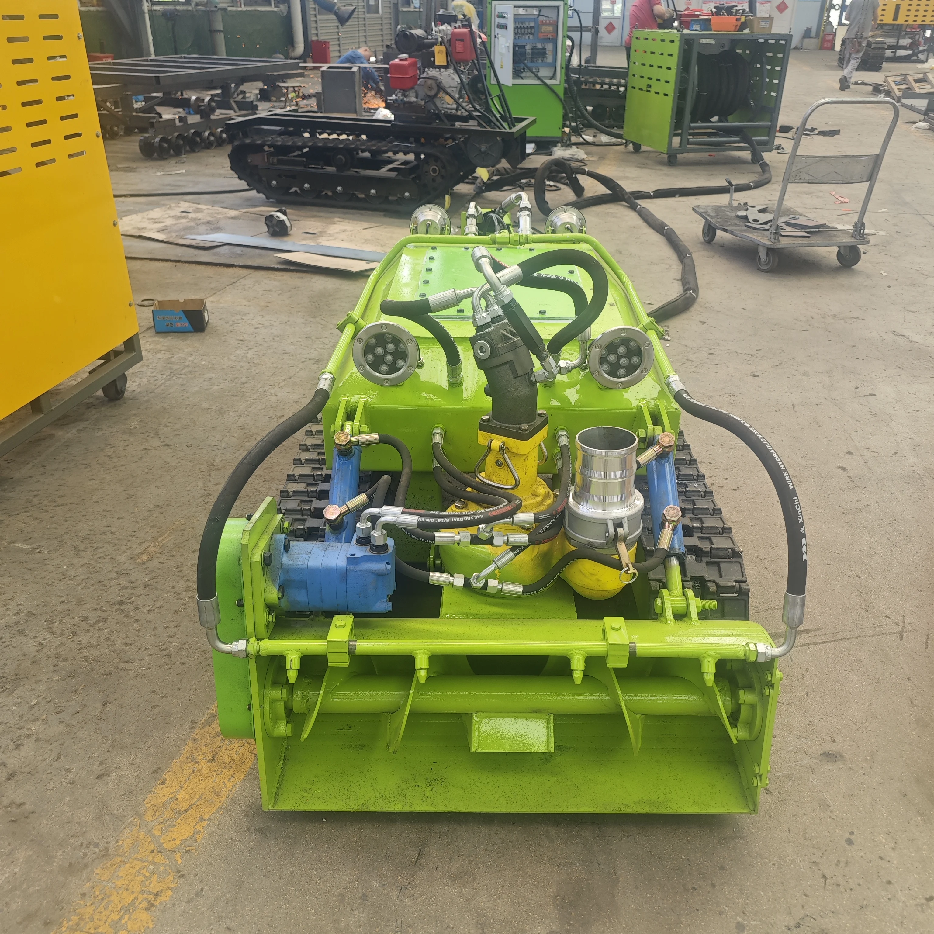 روبوت تنظيف الحمأة الكهربائية مع هيكل المسار المطاطي للبرك والبحيرات وحمامات الصرف الصحي ونظام التجريف للتحكم عن بعد تحت الماء