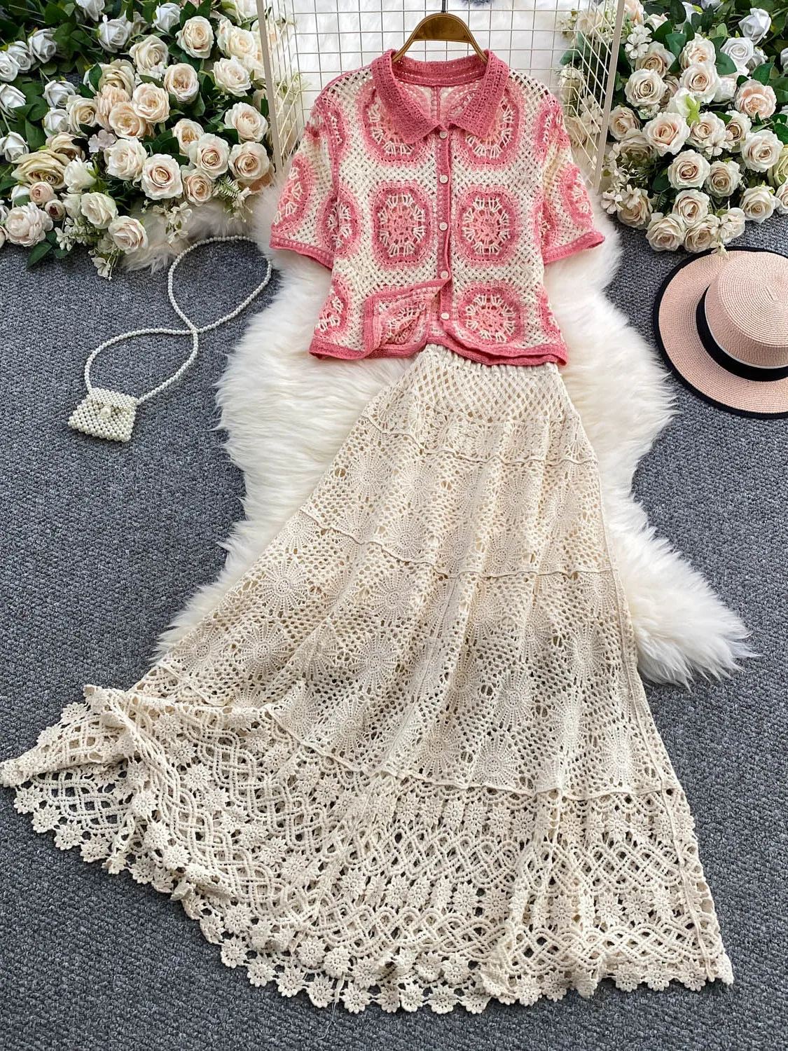 

Элегантный вязаный топ с ажурным узором и длинная юбка: комплект из двух предметов в отпускном стиле с кружевным подолом, романтичный дизайн, удобная модель с завышенной талией.