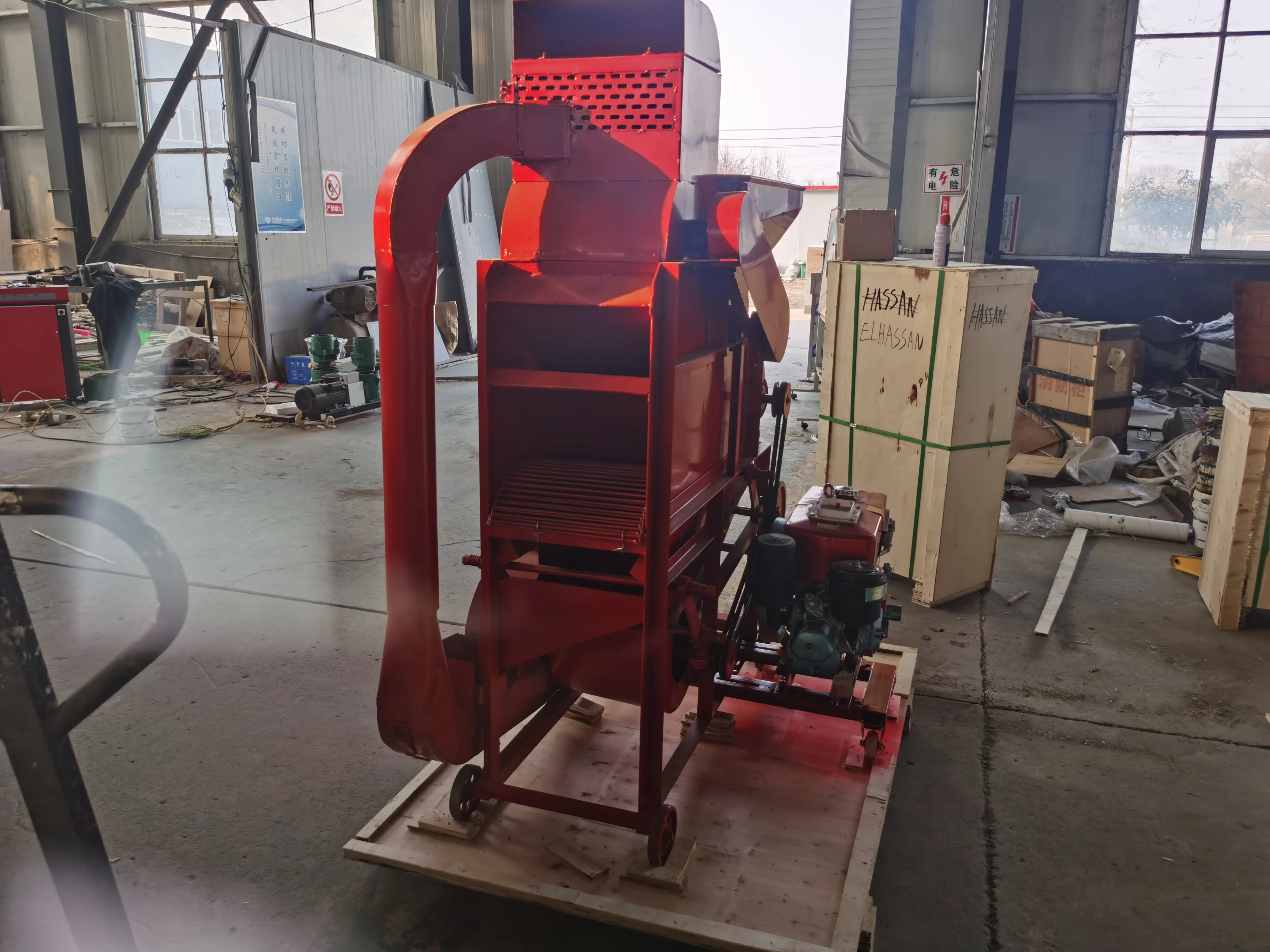 600-800kg/h groundnuts shelling diesel peanut sheller machine.Diesel peanut sheller and peeling machine groundnut shelling