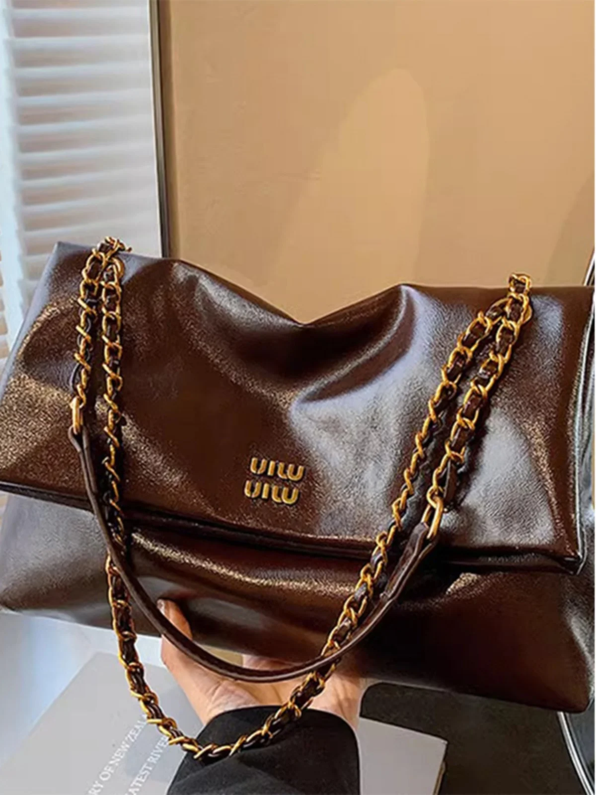 

Luxury designers this year's popular bags female Korean version of the 2025 new high-end retro chain large-capacity shoulder bag