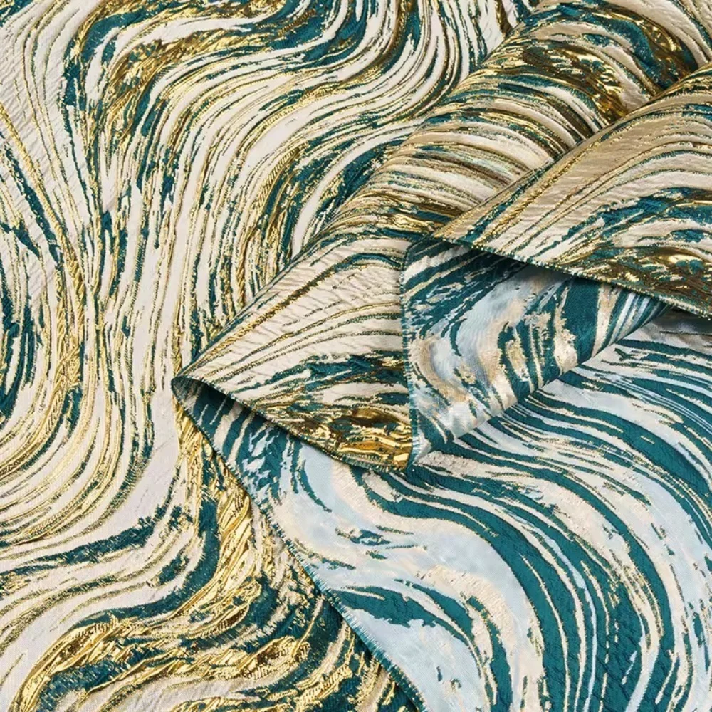 

Жаккардовая ткань с рельефным узором в китайском стиле, цвет павлиний синий, с золотыми нитями, для пошива одежды, продается на метры