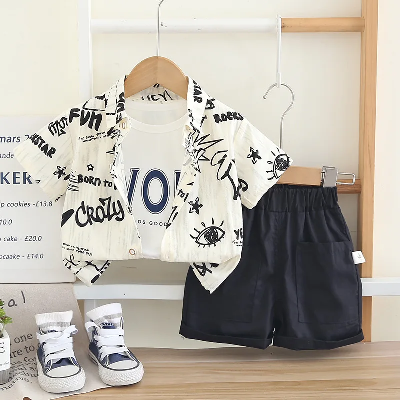 

Детская одежда 2026: Новинка лета! Комплект для мальчиков из 3 предметов: рубашка с граффити-принтом + футболка + шорты карго. Модные повседневные наряды для малышей.