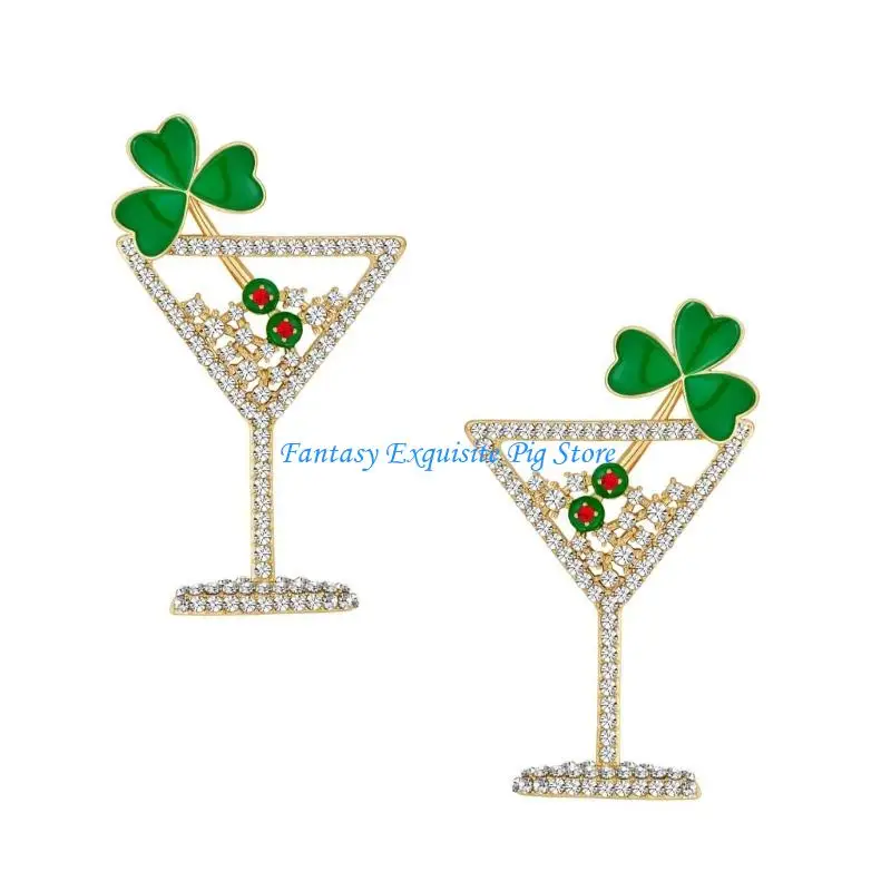 تتميز أقراط البرسيم بأزرار الماس وتصميمات زجاجية نبيذية للاحتفال بالحظ السعيد، وهي فن هندسي