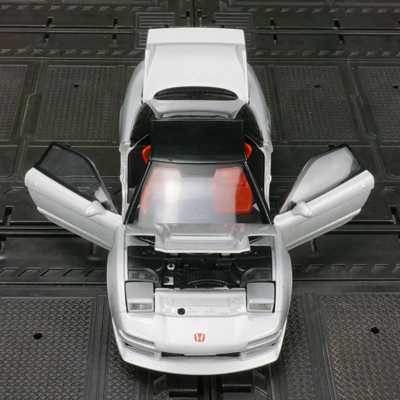 

Модель автомобиля Honda NSX из сплава металла в масштабе 1:32, двери с обеих сторон открываются, а передний капот и дверь багажника также открываются.