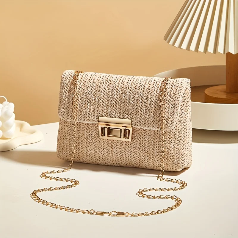 [حقيبة كروس من القش] حقيبة كروس نسائية خفيفة الوزن من قش كاكي/بيج |   حزام سلسلة ذهبي اللون وإغلاق رفرف