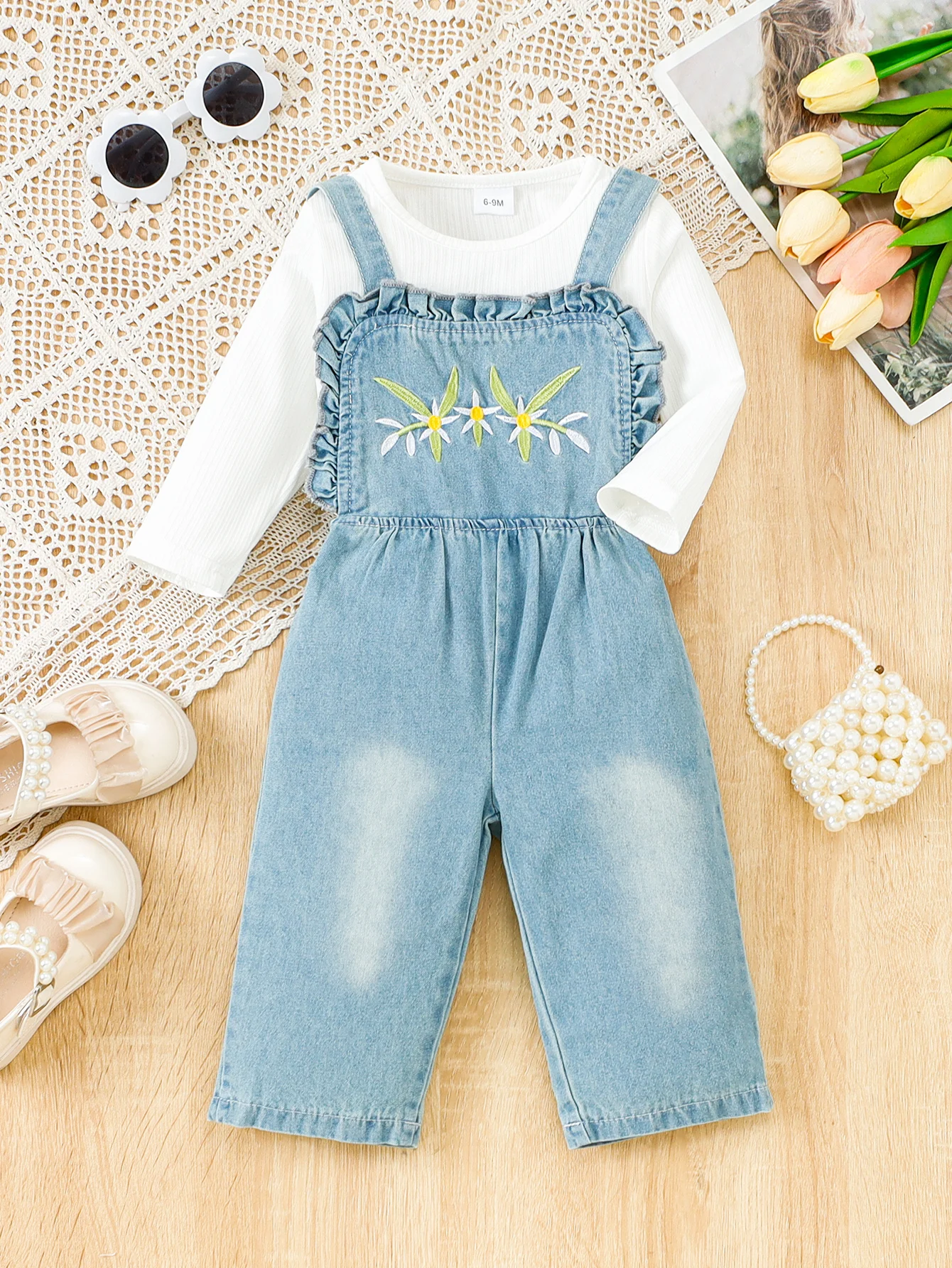 Conjunto de dos piezas para niña de 1 a 3 años, ideal para el otoño e invierno: camiseta blanca de manga larga con tejido acanalado y peto vaquero con bordados florales y volantes, un conjunto adorable.