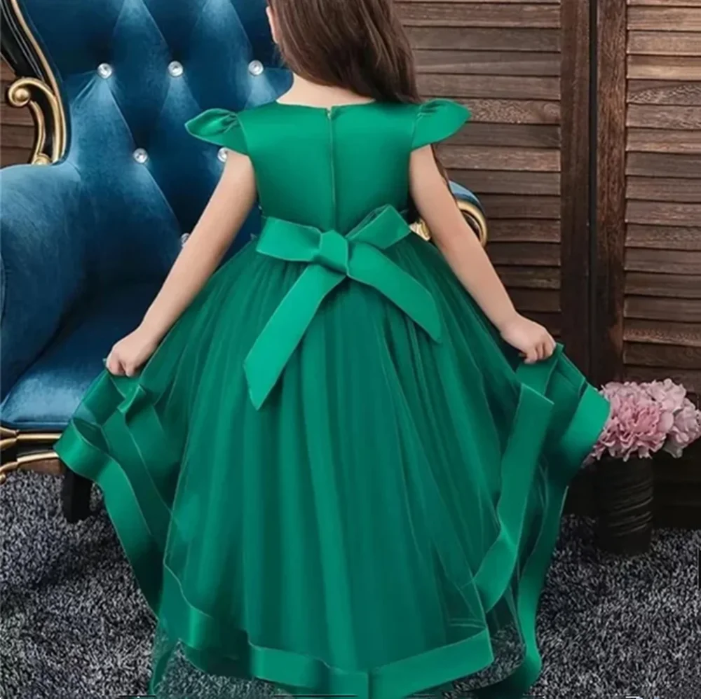 Sukienka dla dziewczynki na komunię, z kokardą przy dekolcie, krótkim rękawem, plisami, kryształowymi aplikacjami, o kroju litery A, długa, do herbaty, z trenem typu sweep, klasyczna.