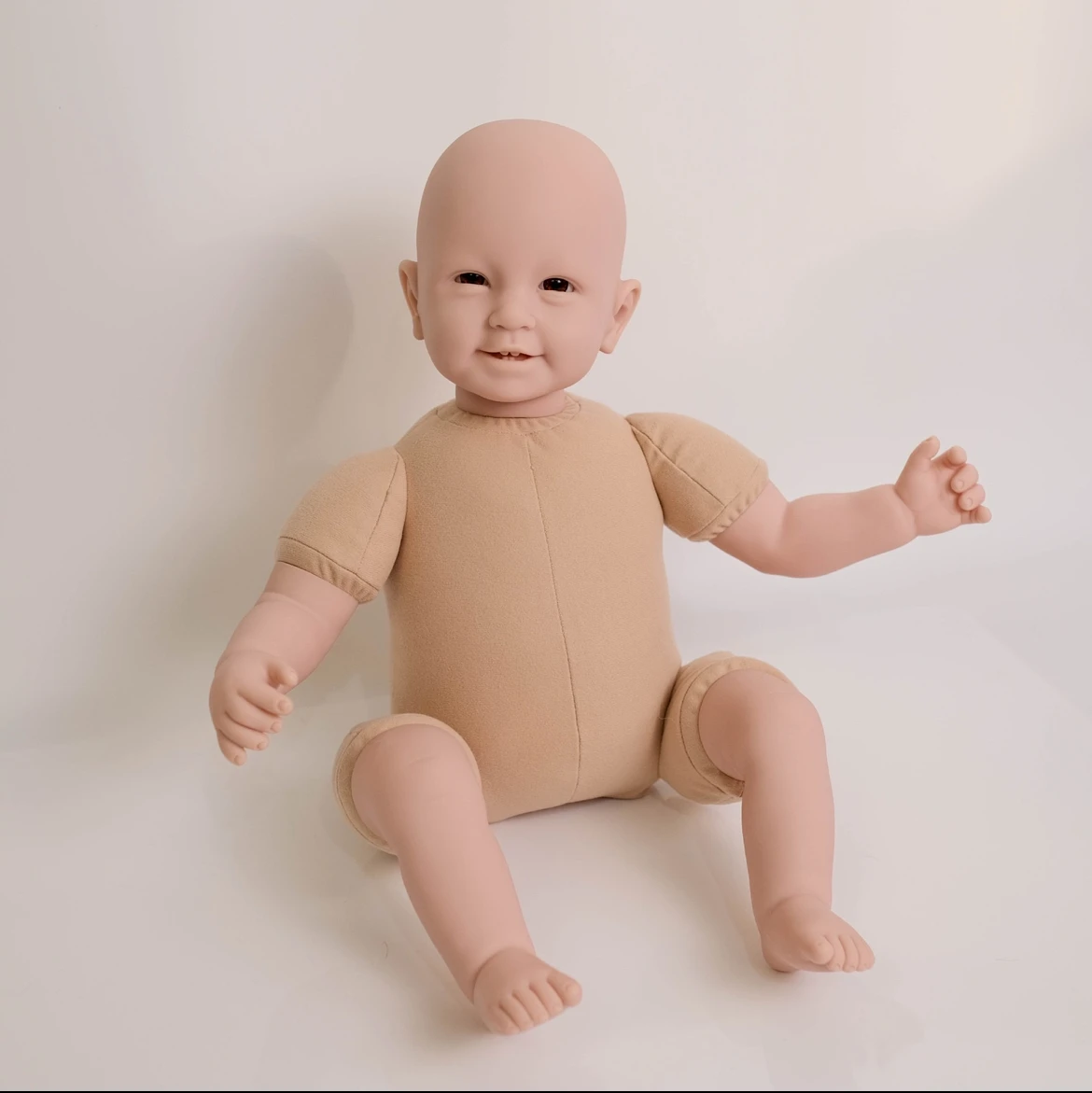 طقم دمية تولد من جديد فارغة مقاس 22 بوصة مع 4 أسنان، فينيل غير مطلي، عيون سوداء لامعة وجسم من القماش، DIY