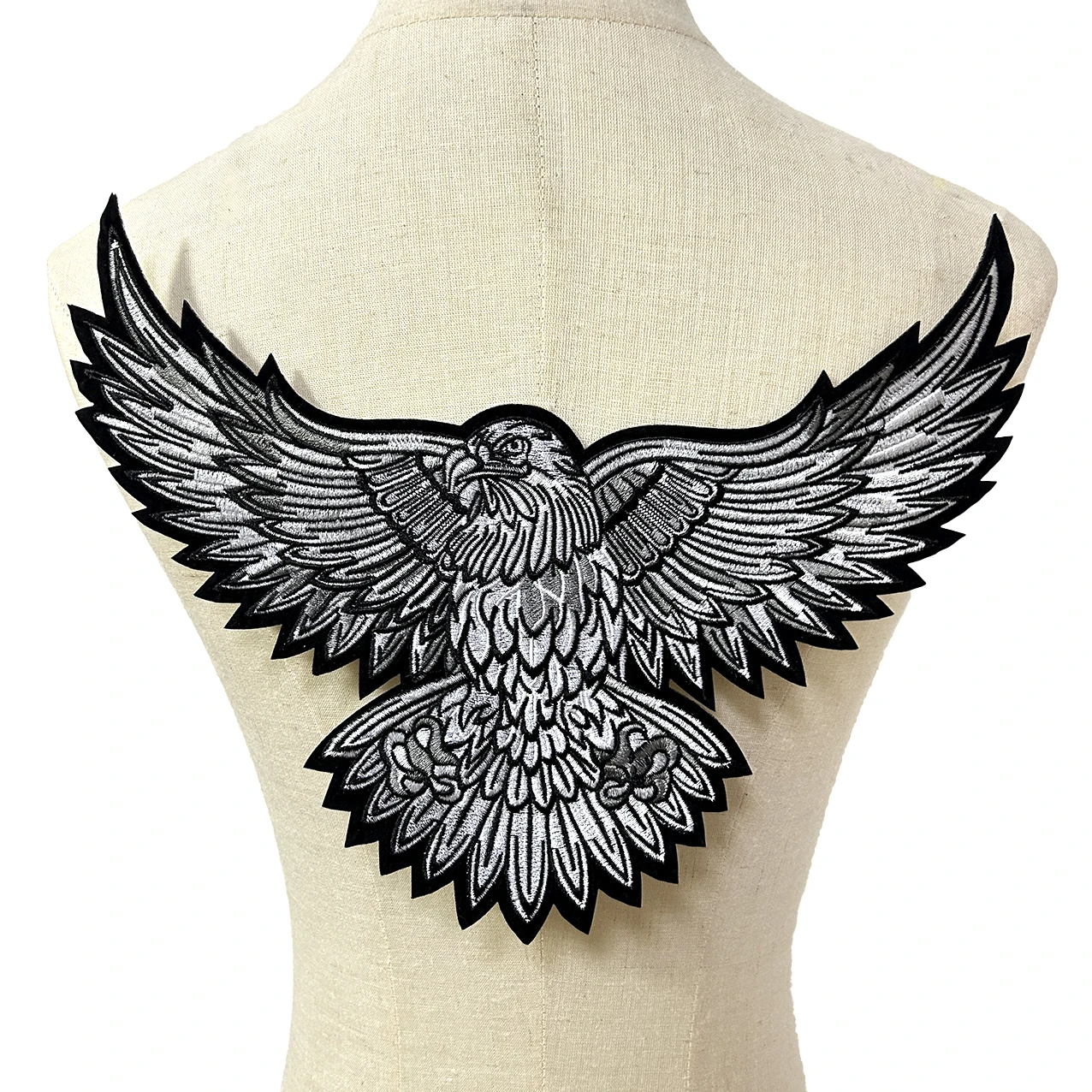 One Piece Schwarz-Weiß-Adler-Stickerei-Aufnäher, Cartoon-Motiv, zum Aufbügeln für Kleidung, Taschen, DIY-Bekleidungszubehör
