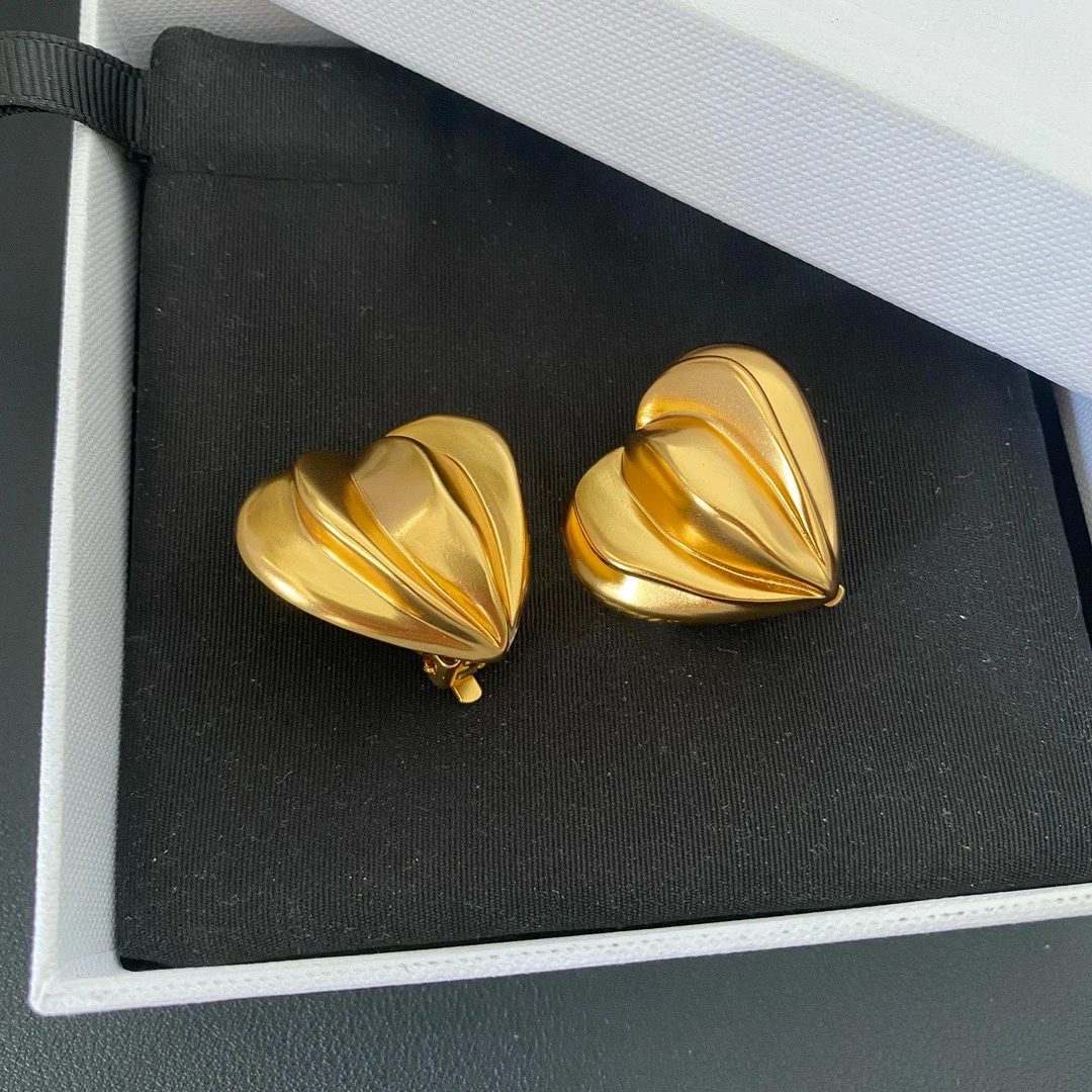 

Trendy minimalist geometric gold heart three-dimensional ear clip