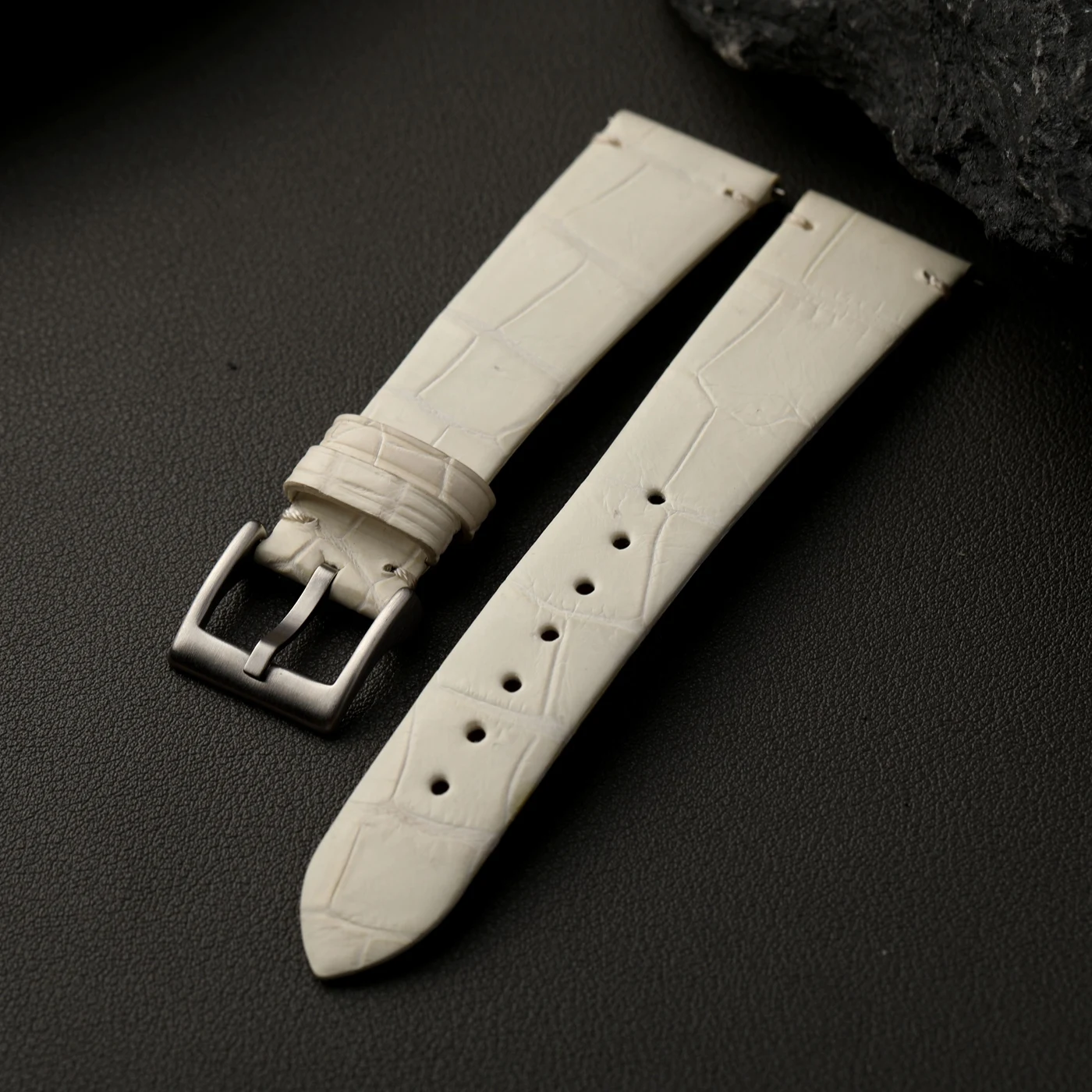 Handgefertigtes Krokodilleder-Uhrenarmband, 20MM*16MM, weiches und ultradünnes Uhrenarmband aus Himalaya-weißem Krokodilleder, Schnellverschluss.