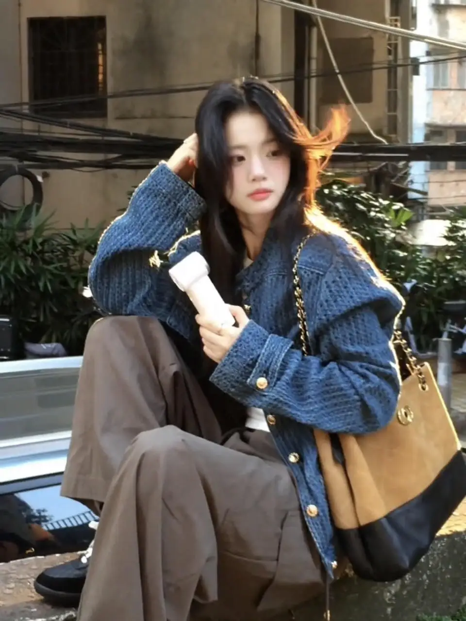 

Твидовый укороченный жакет женский осенний с меховой отделкой по низу, контрастной клеткой, пуговицами, отложным воротником, в стиле классика для старшеклассниц и студенток