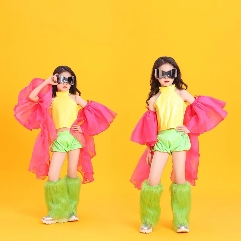 

Big Player Girl Catwalk Trendy Clothes Yellow-green Earth Roaming Dopamine Technology Futuristic Locomotive Catwalk