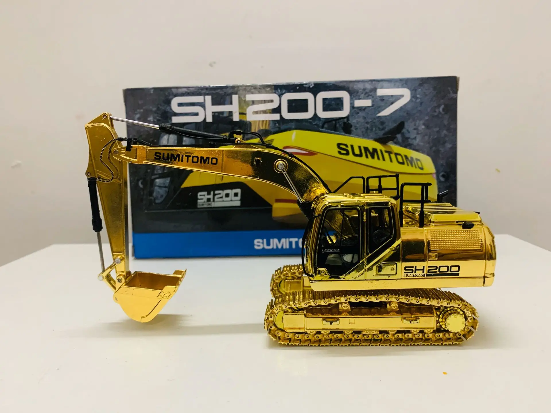 

RARE! Sumitomo SH200LC-7 Excavator Gold 1:50 Scale DieCast Engineering Vehicles