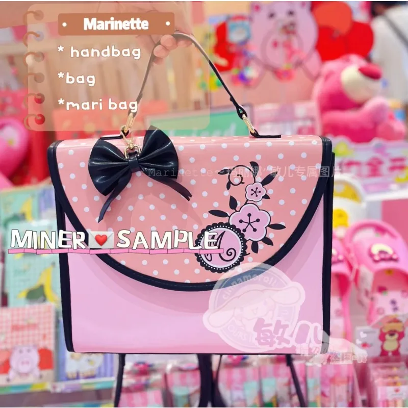 

Сумочка и рюкзак Марина оточены фигуркой в подарок того же стиля и высокого уровня внешнего вида.