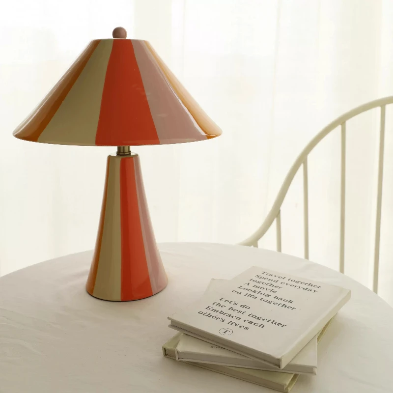 

Hand-painted all-ceramic desk lamp Bedroom wired power supply does not support intelligent control Incandescent lamp