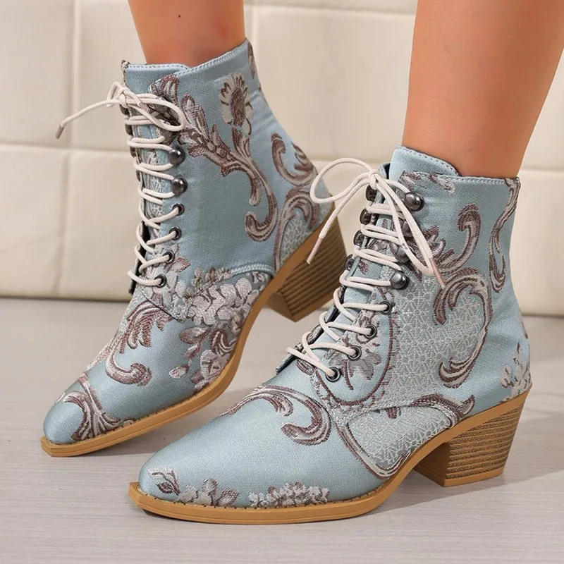 

Модные женские ботинки с вышивкой в этническом стиле, короткие ботинки с острым носком, женские туфли большого размера на высоком каблуке, ботильоны с пряжкой и ремешком