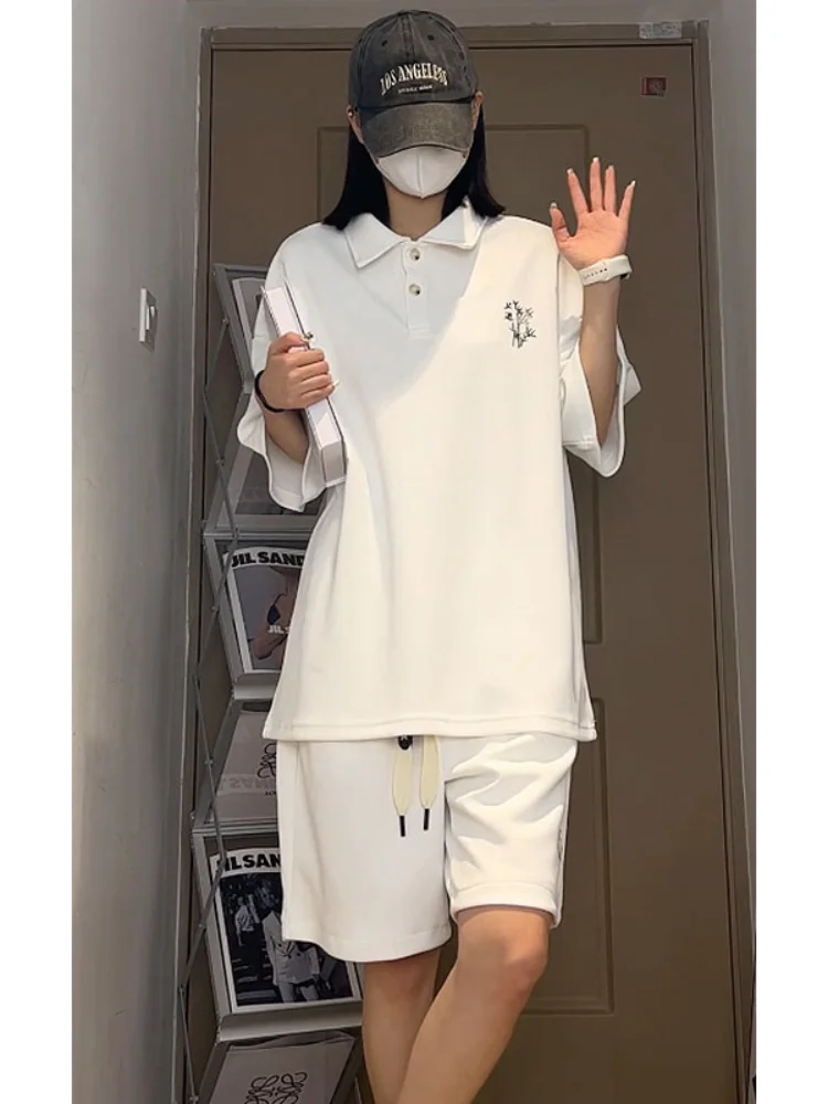 

Повседневный комплект из двух предметов для мужчин: летняя футболка с отложным воротником и модные ретро-шорты. Молодежный, дышащий, тонкий.