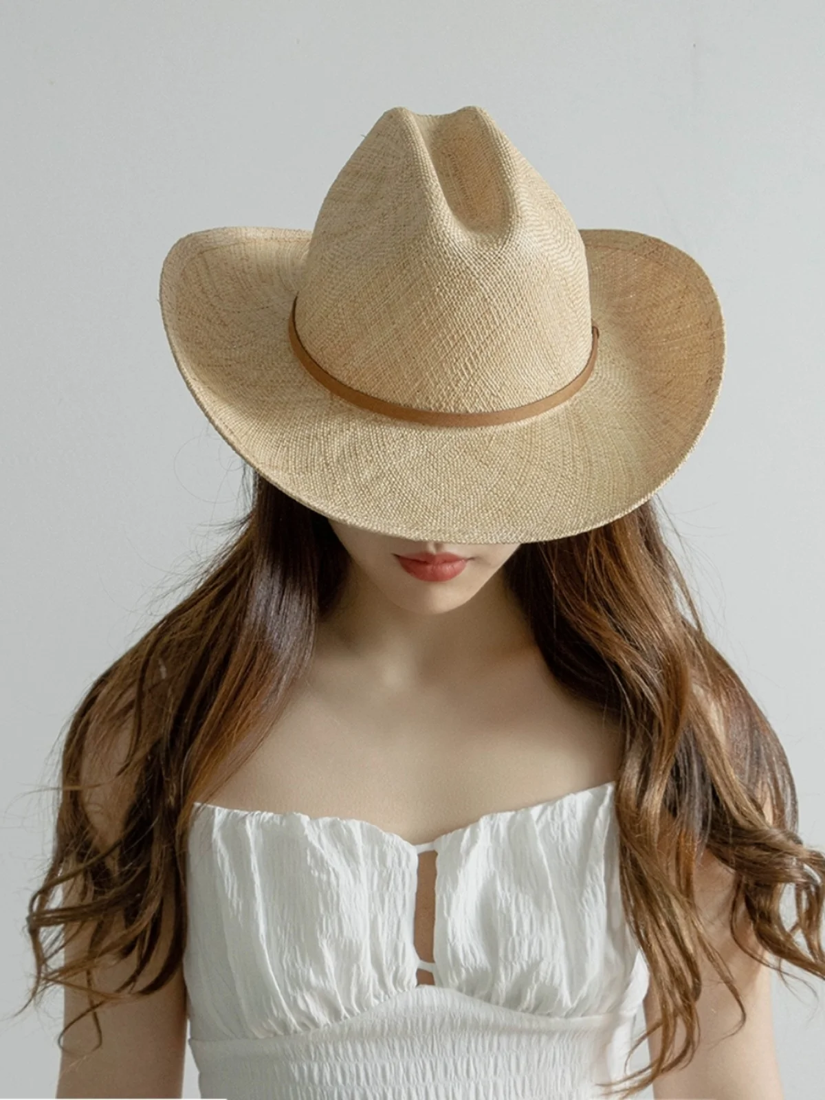 sombrero-de-vaquero-de-paja-ligero-de-moda-nueva-primavera-verano-con-cinturon-sombrero-de-proteccion-solar-para-playa-y-exteriores-de-ala-ancha-y-copa-alta-de-Ultima-tendencia