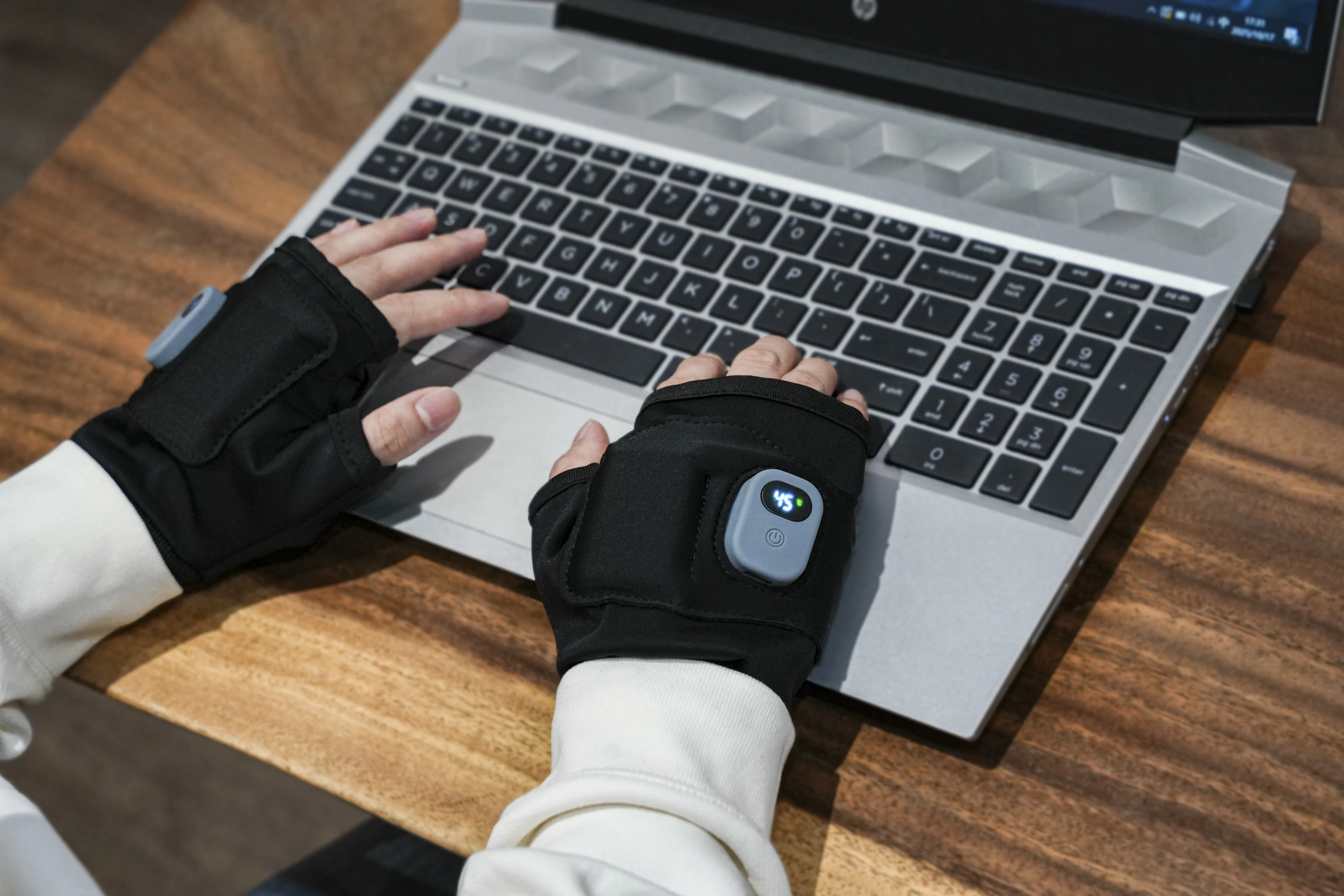 

360° Rechargeable Electric Heated Gloves 3 Levels Powered Windproof Touchscreen Thermal Winter Gloves for Outdoor Cycling Skiing