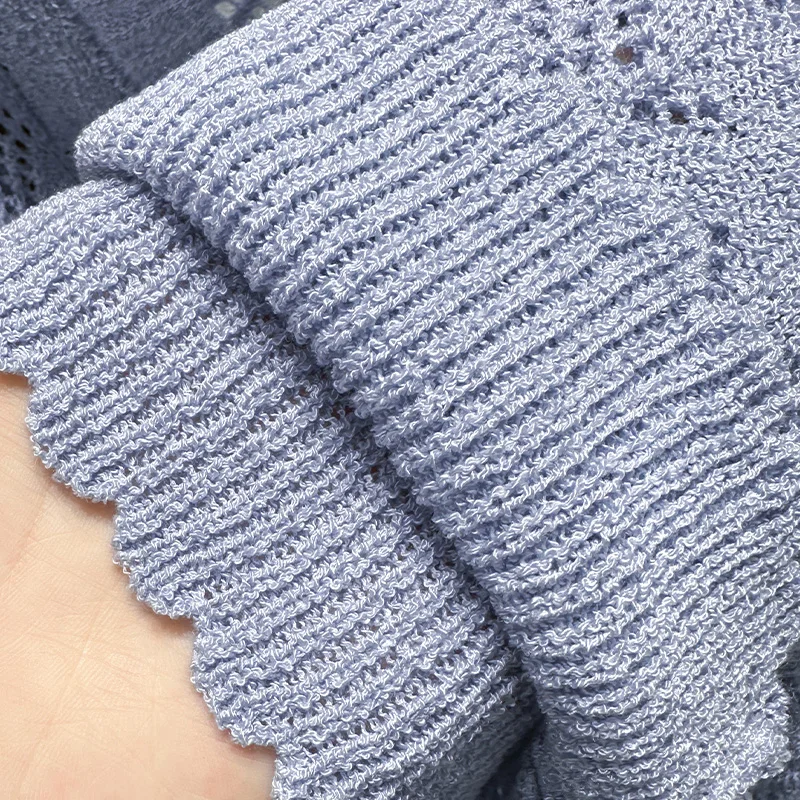 معطف كارديجان أزرق للنساء ذو حجم صغير، شال محبوك رفيع، مقترن مع تنورة علوية بحمالات، ملمس راقي