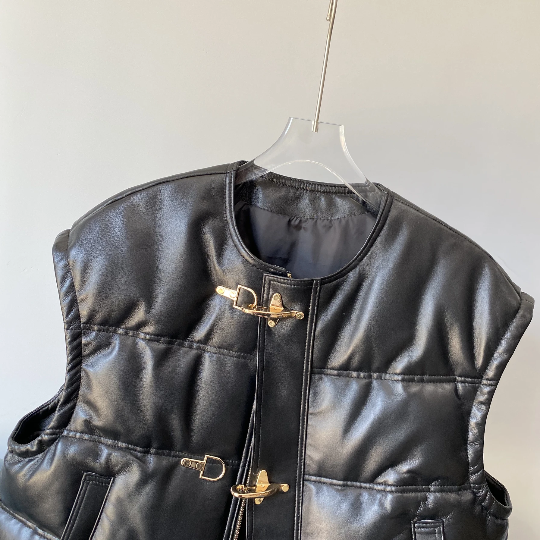 เสื้อกั๊กหนังแท้สำหรับผู้หญิง ฤดูใบไม้ร่วง ฤดูหนาว  กระดุมทอง  ทรงเข้ารูป  ความยาวปานกลาง